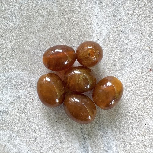 Perle ovale en acrylique marbrée marron 13x10 mm pma4-24