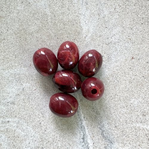 Perle ovale en acrylique marbrée bordeaux 13x10 mm prou8-6