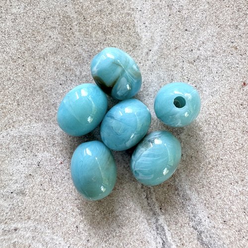 Perle ovale en acrylique marbrée bleue 13x10 mm ptu9-7