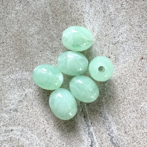 Perle ovale en acrylique marbrée verte 13x10 mm pve17-2