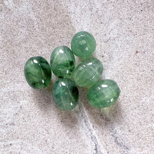 Perle ovale en acrylique marbrée verte 13x10 mm pve17-3
