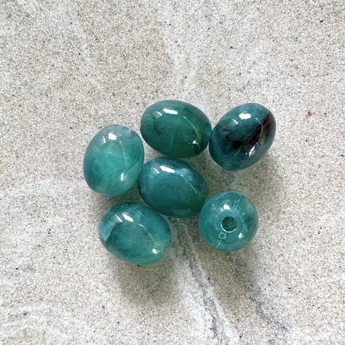 Perle ovale en acrylique marbrée vert turquoise 13x10 mm pve17-4