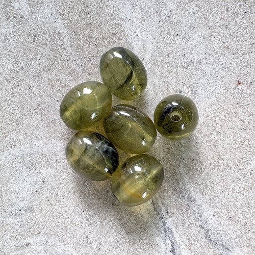 Perle ovale en acrylique marbrée kaki 13x10 mm pve17-5