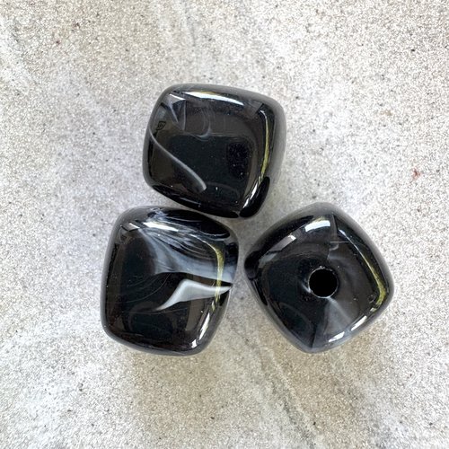 Perle carrée marbrée noire en acrylique 17 mm pno4-15