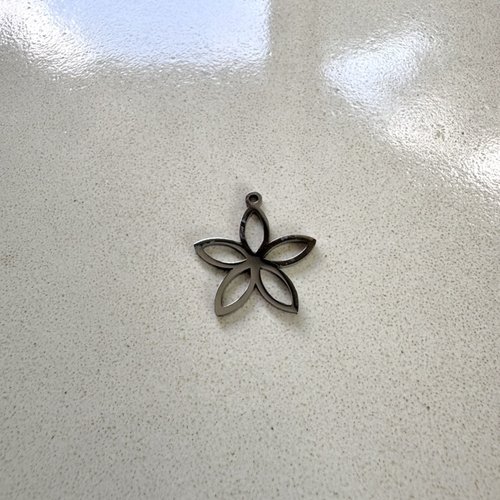 Breloque fleur ajourée en acier inoxydable 201 argenté 21 x 19,5 mm