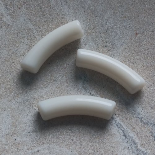 Perle tube incurvé blanc cassé en acrylique 32x9mm pblc1-3