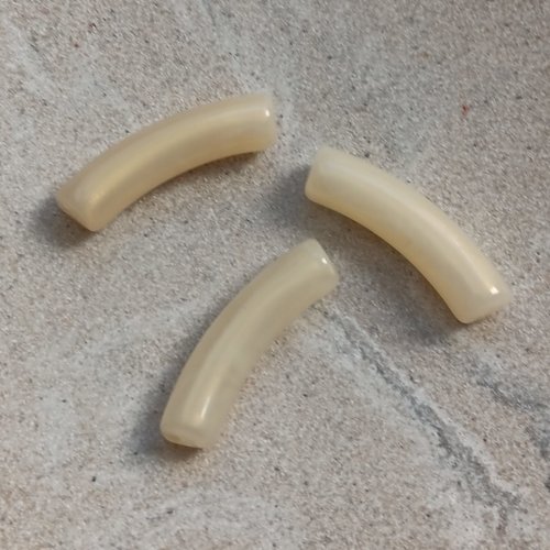 Perle tube incurvé beige irisé en acrylique de 32x10 mm pblc7-18