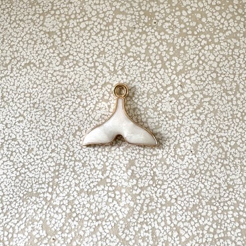 Breloque émaillée queue de baleine blanche – métal doré – 15 × 17,5 mm blc25-9