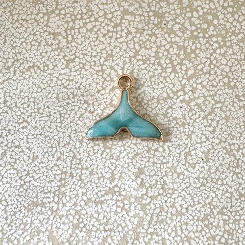 Breloque émaillée queue de baleine turquoise – métal doré – 15 × 17,5 mm tu23-1