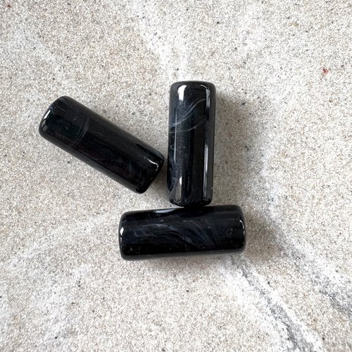Perle tube marbrée noir en acrylique – 20 × 8 mm – trou 2 mm pno4-10