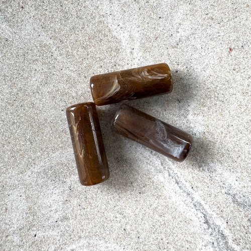 Perle tube marbrée marron en acrylique – 20 × 8 mm – trou 2 mm