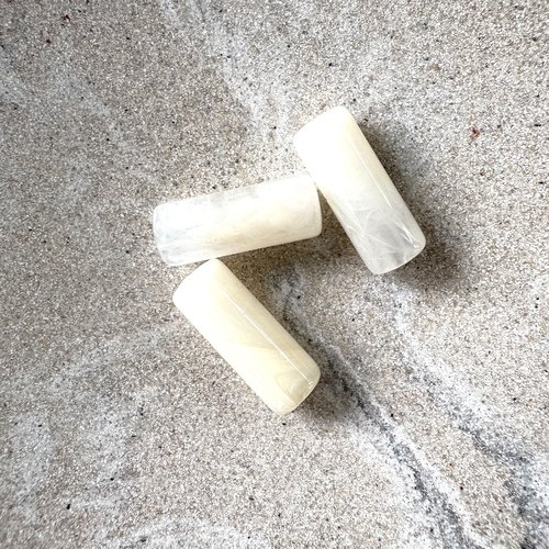 Perle tube marbrée écru en acrylique – 20 × 8 mm – trou 2 mm pblc8-2