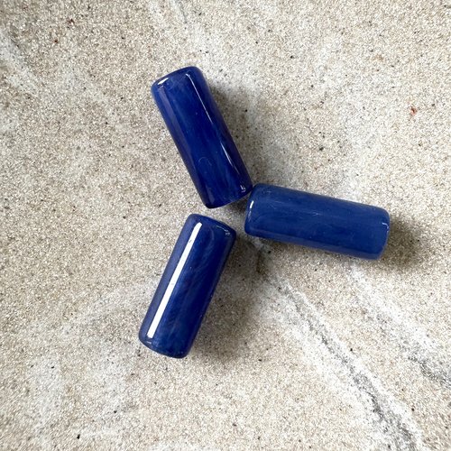 Perle tube marbrée bleu profond en acrylique – 20 × 8 mm – trou 2 mm pble12-8