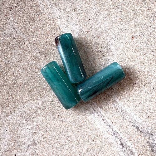 Perle tube marbrée vert canard en acrylique – 20 × 8 mm – trou 2 mm ptu8-8