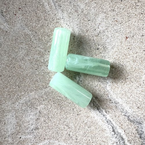 Perles tubes marbrées vert menthe en acrylique – 20 × 8 mm – trou 2 mm pve15-19