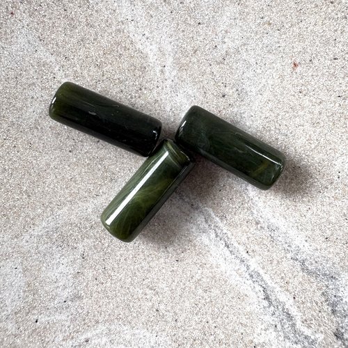 Perle tube marbrée vert kaki en acrylique – 20 × 8 mm – trou 2 mm pve15-20