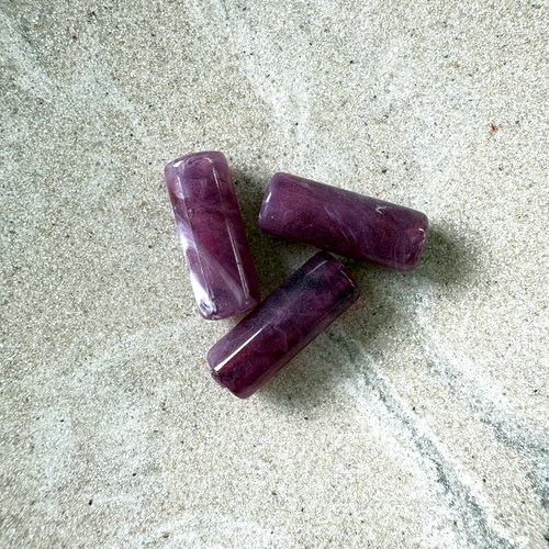 Perle tube marbrée violet aubergine en acrylique – 20 × 8 mm – trou 2 mm pvi10-13