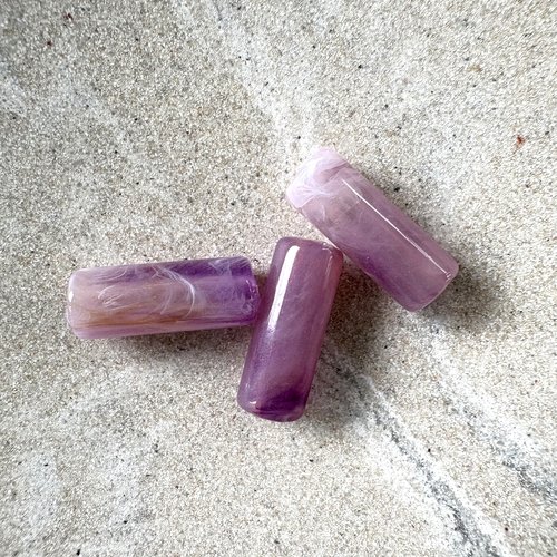 Perle tube marbrée rose mauve en acrylique – 20 × 8 mm – trou 2 mm pvi10-15