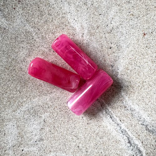 Perle tube marbrée rose fuchsia en acrylique – 20 × 8 mm – trou 2 mm pros8-22