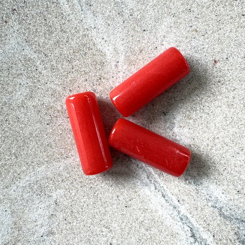 Perle tube marbrée rouge corail en acrylique – 20 × 8 mm – trou 2 mm prou7-8