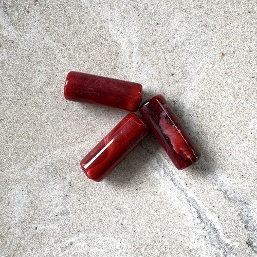 Perle tube marbrée rouge brique en acrylique – 20 × 8 mm – trou 2 mm prou7-9
