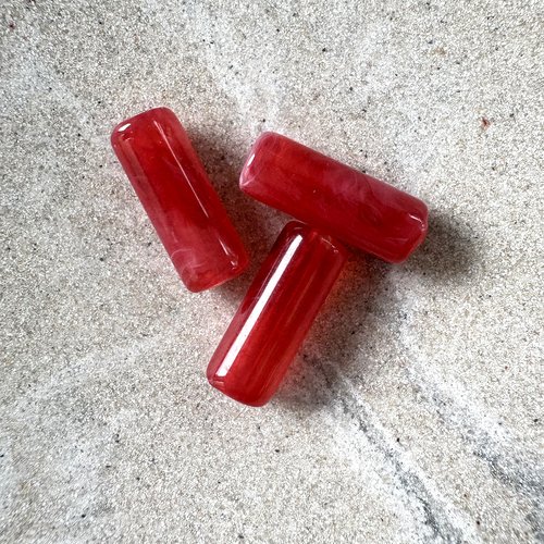 Perle tube marbrée rouge cerise en acrylique – 20 × 8 mm – trou 2 mm prou7-10