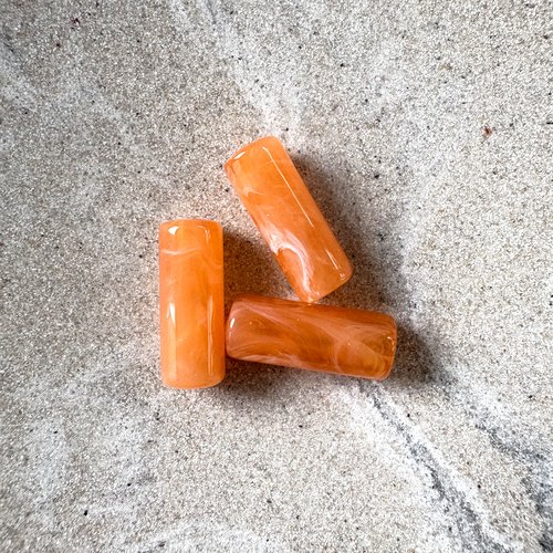 Perle tube marbrée orange abricot en acrylique – 20 × 8 mm – trou 2 mm por7-1