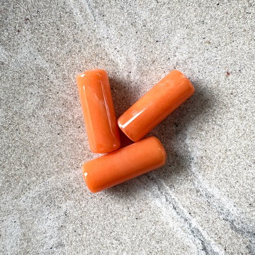 Perle tube marbrée orange pêche en acrylique – 20 × 8 mm – trou 2 mm por7-2