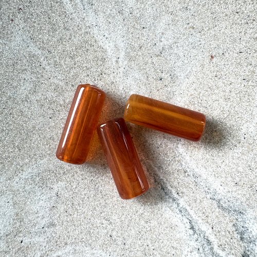 Perle tube marbrée ambre caramel en acrylique – 20 × 8 mm – trou 2 mm por7-3