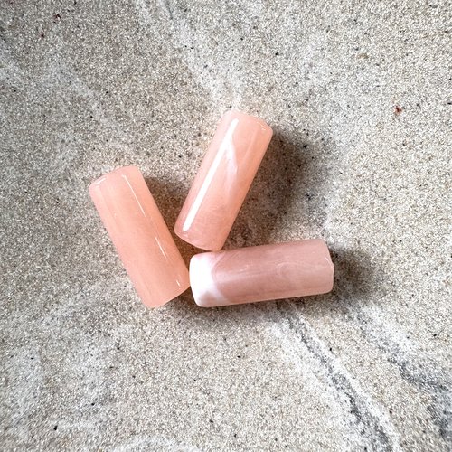 Perle tube marbrée rose nude en acrylique – 20 × 8 mm – trou 2 mm por7-4