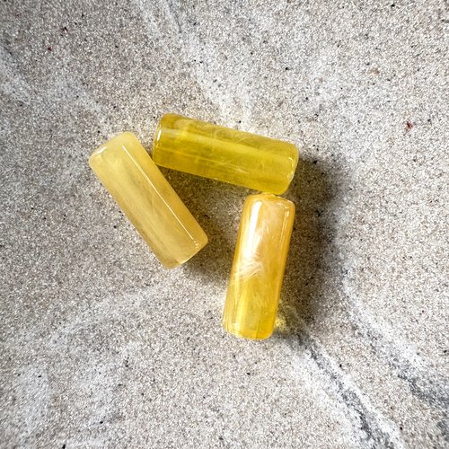 Perle tube marbrée jaune translucide en acrylique – 20 × 8 mm – trou 2 mm pja9-13