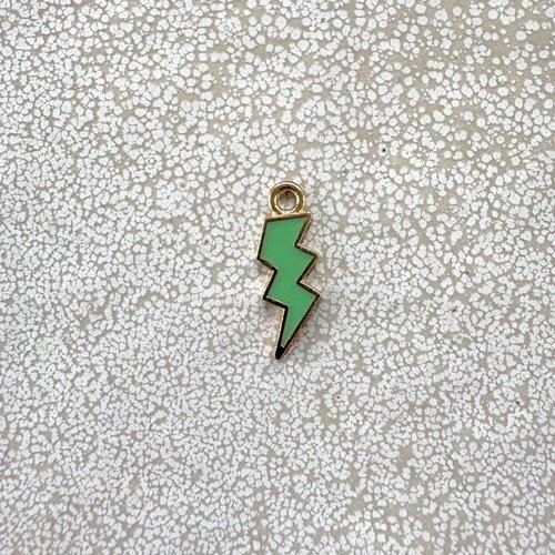 Breloque émaillée éclair verte en métal doré – 20 × 7 mm ve31-8