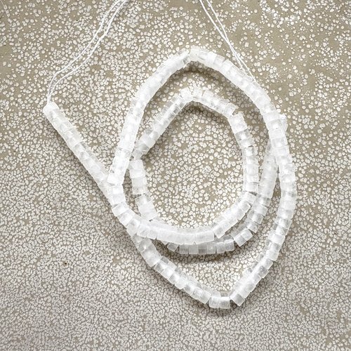 Perles heishi en jade blanc naturel 4x2 mm – pierre naturelle – lot de 10 perles ou fil 38 cm pp1-98