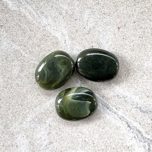 Perle ovale vert foncé marbré en acrylique 19x15 mm pve15-23