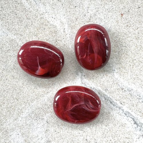 Perle ovale rouge bordeaux marbré en acrylique 19x15 mm prou7-12