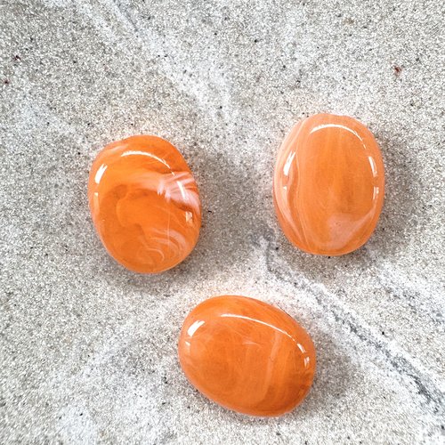 Perle ovale orange marbré en acrylique 19x15 mm por7-5