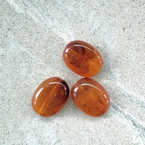 Perle ovale ambre translucide en acrylique 19x15 mm por7-7