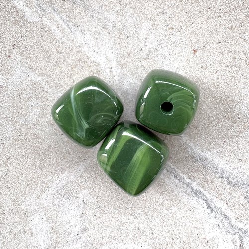 Perle carrée marbrée vert foncé en acrylique 17 mm pve16-2