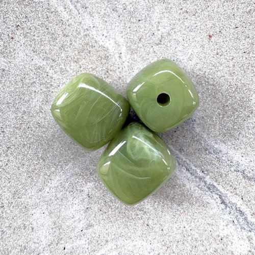 Perle carrée marbrée vert clair en acrylique 17 mm pve16-3
