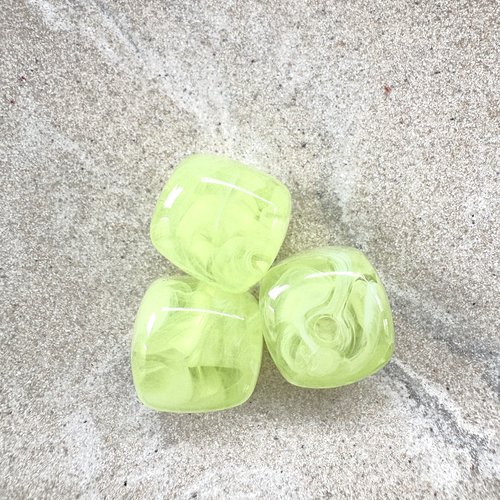 Perle carrée marbrée vert anis en acrylique 17 mm pve16-4