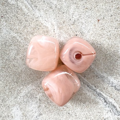 Perle carrée marbrée rose poudré en acrylique 17 mm pros9-3