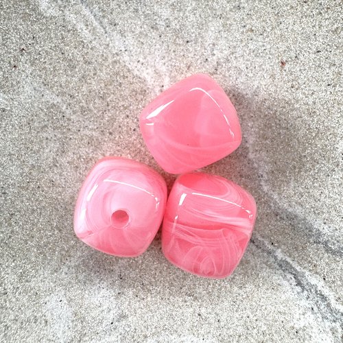 Perle carrée marbrée rose en acrylique 17 mm pros9-4