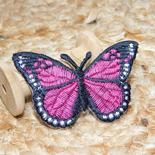 Ecusson motif papillon rose, thermocollant