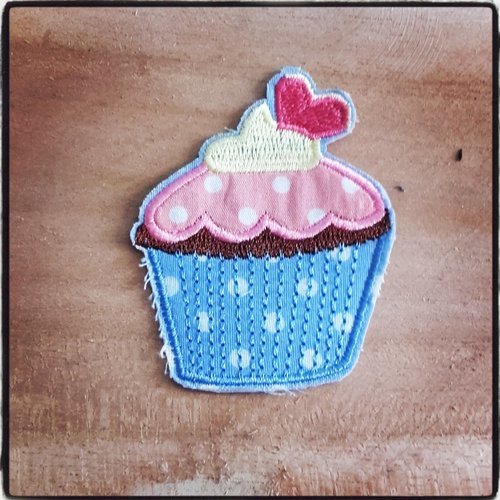 Écusson, patch thermocollant brodé, cupcake