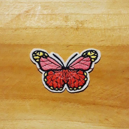 1 applique écusson/patch thermocollant papillon brodé ton rouge