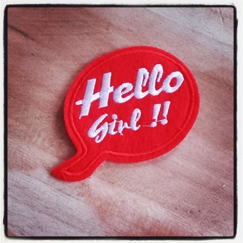 Applique écusson patch brodé bulle " hello girl" thermocollant