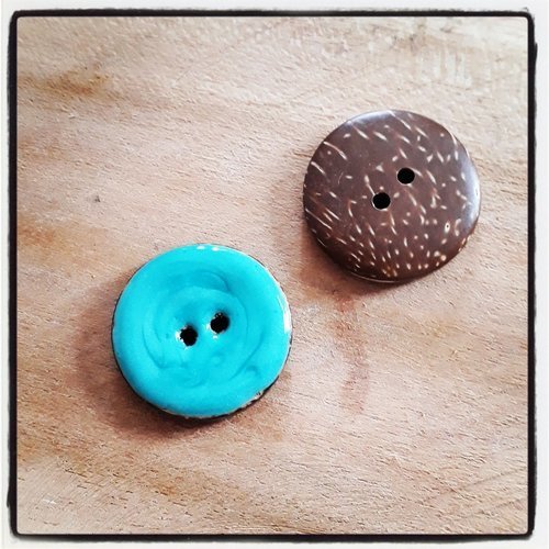 Lot de 2 boutons noix de coco 2 trous bleu clair  25mm 
