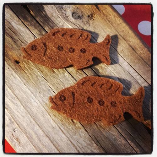 Lot de 2 poissons en feutrine marron 