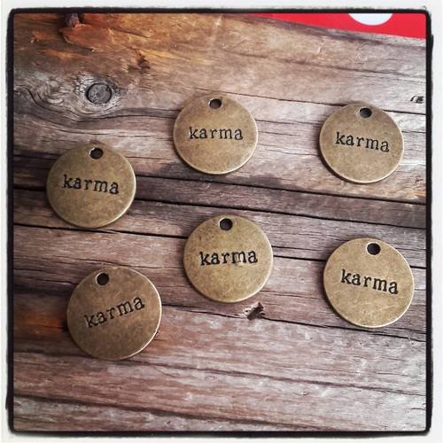 Lot de 6 breloques rondes - inscription karma - bronze - 20mm 