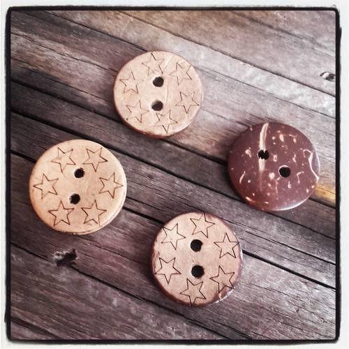 Lot de 4 boutons rond en noix de coco 2 trous motif étoile 